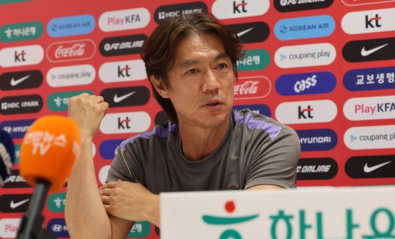 인터뷰 나선 홍명보 감독