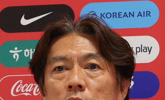 취재진 질문에 답하는 홍명보 감독