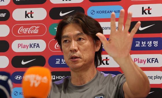 인터뷰 나선 홍명보 감독