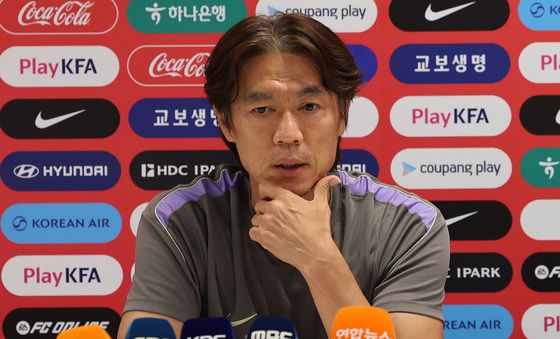 답변하는 홍명보 감독