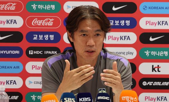 답변하는 홍명보 감독