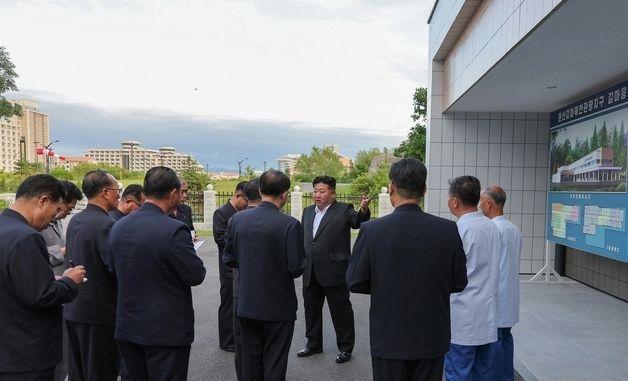 김정은, 원산갈마관광지구 시찰…"관광열차 운영 전문화"