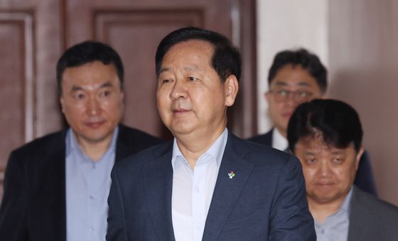 비상경제본부 회의 참석하는 구윤철 부총리