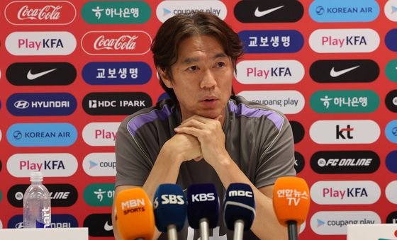 취재진 질문에 답하는 홍명보 감독