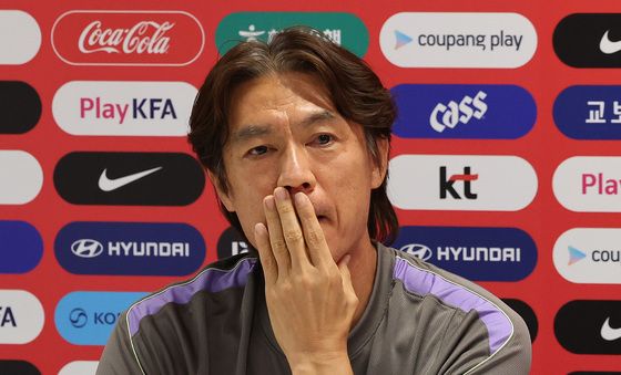 취재진 질문 받는 홍명보 감독