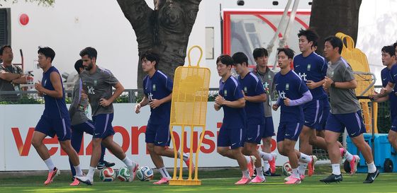 '선수들 이끄는 손흥민'