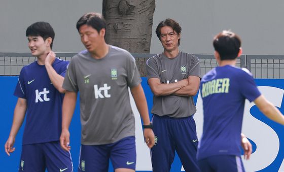 회복훈련 지켜보는 홍명보 감독