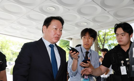 취재진에게 질문 받는 최태원 회장