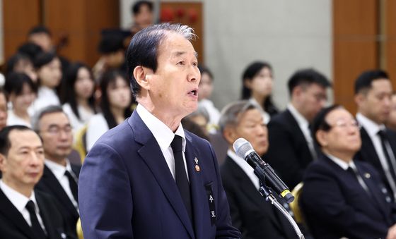 백범 77주기 추모식 추모사하는 권오을 보훈부 장관