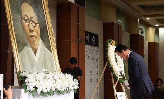 김구 영전에 헌화하는 권오을 보훈부 장관