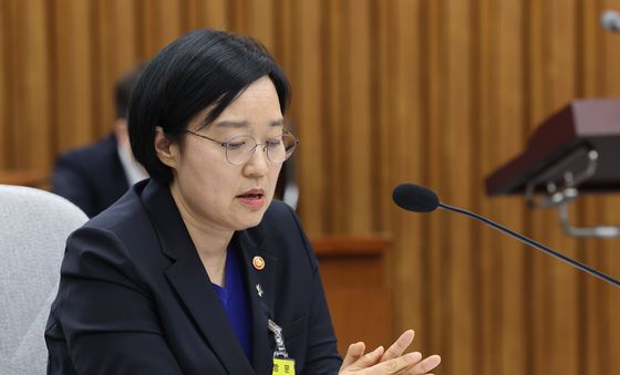 울컥이며 답변 이어가는 한성숙 후보자