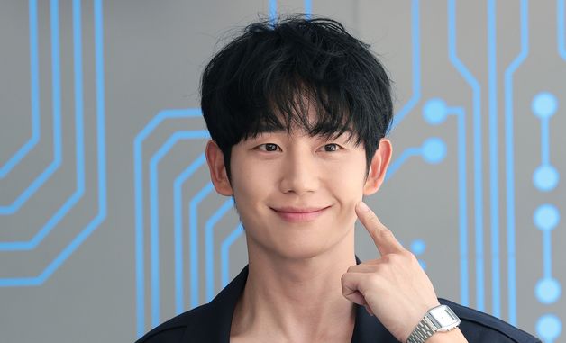정해인, 해사한 미소