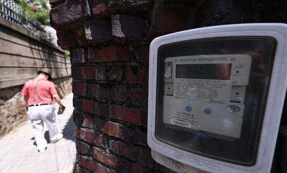 경제부총리 "전기·가스 요금 하반기 동결…석유 최고가격 인하"
