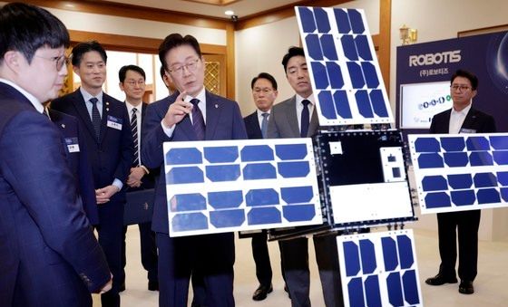 옵저버 위성 살펴보는 이재명 대통령