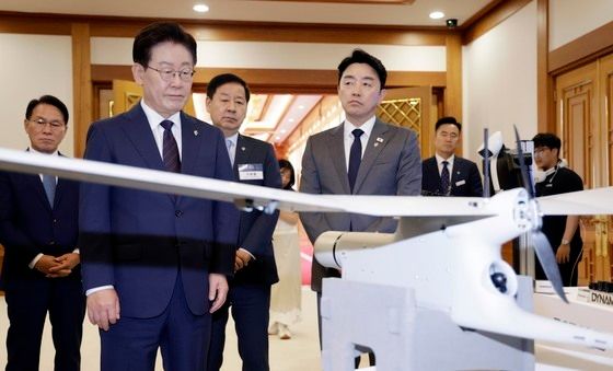 정찰용 무인항공기 살펴보는 이재명 대통령