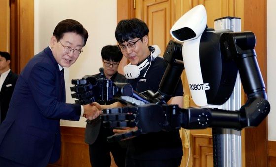 휴머노이드 로봇 살펴보는 이재명 대통령