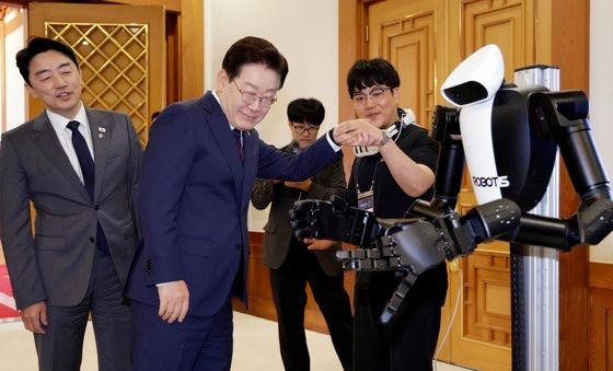 로보티즈 로봇 살펴보는 이재명 대통령