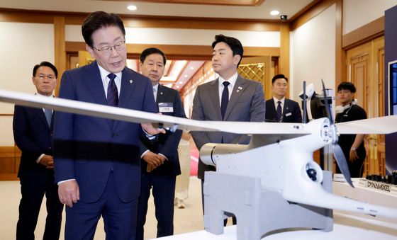 정찰용 무인항공기 살펴보는 이재명 대통령