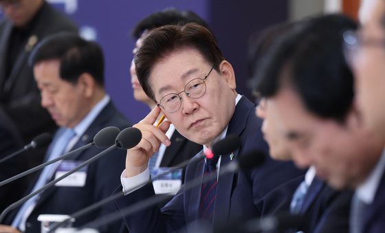 신안보 전략회의서 참석자 발언 경청하는 이재명 대통령