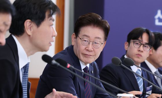 발언 경청하는 이재명 대통령