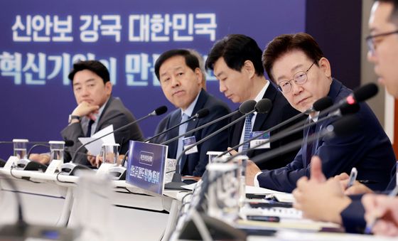 '신안보 혁신기업 육성 전략회의' 경청하는 이재명 대통령