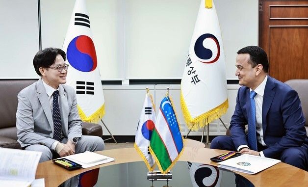 우즈벡 투자산업통상부 장관 면담하는 김정관 장관