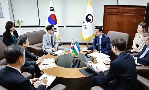 우즈벡 투자산업통상부 장관 면담하는 김정관 장관