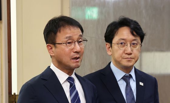 취재진 질문에 답하는 한병도 원내대표