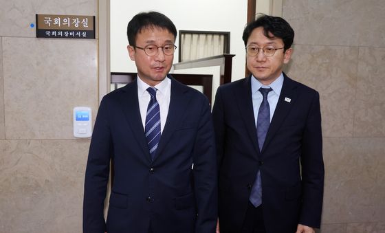 항의방문 마치고 답변하는 한병도 원내대표