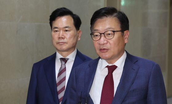 회동 마치고 취재진 질문에 답하는 정점식 원내대표