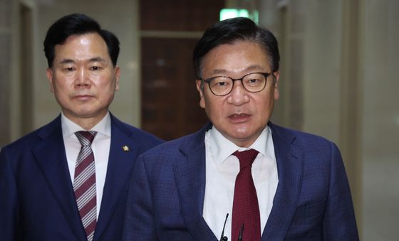 회동 마치고 취재진 질문에 답하는 정점식 원내대표