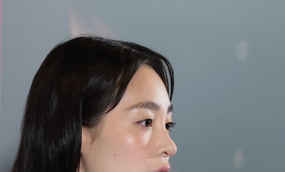 취재진 질문에 답하는 김민하