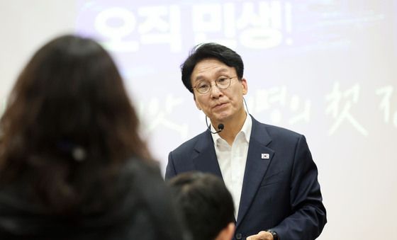 청년들에게 질문 받는 김민석 총리