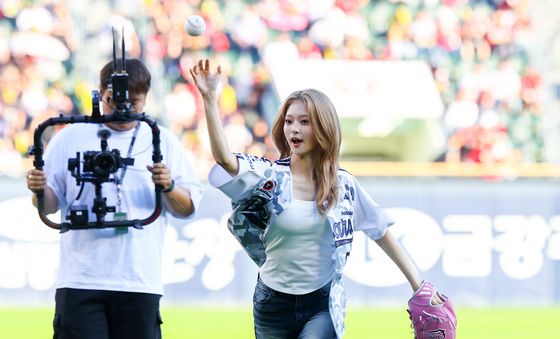 프로미스나인 이나경, 완벽한 시구
