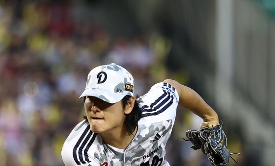 힘차게 공 던지는 곽빈