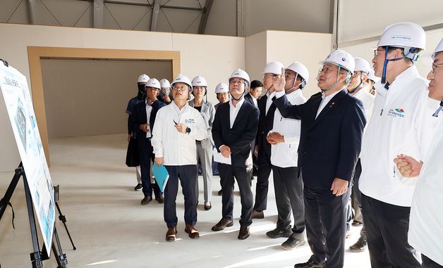 윤호중 장관, 여수세계섬박람회 준비 현장 방문