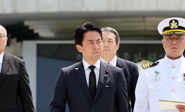 국립서울현충원 찾은 고이즈미 신지로 日 방위상