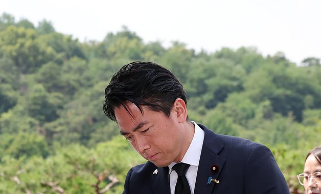 고이즈미 신지로 日 방위상, 현충탑 참배