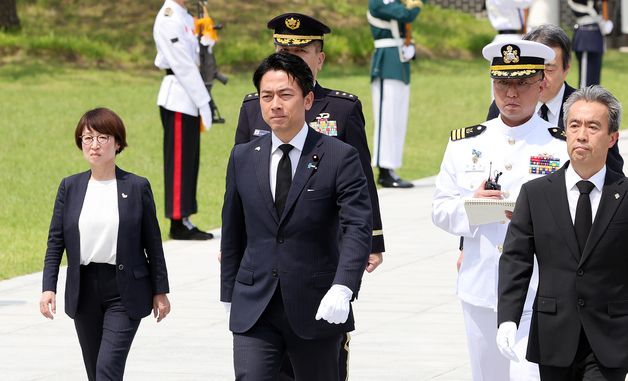 현충탑 참배 위해 이동하는 고이즈미 신지로 日 방위상