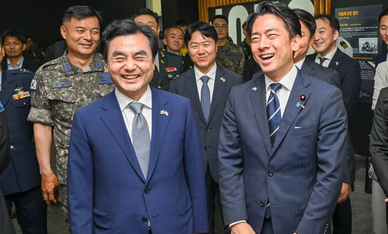 기념촬영하는 안규백 장관과 고이즈미 대신