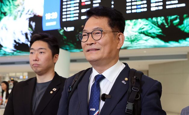 취재진 질문에 답변하는 송영길 의원