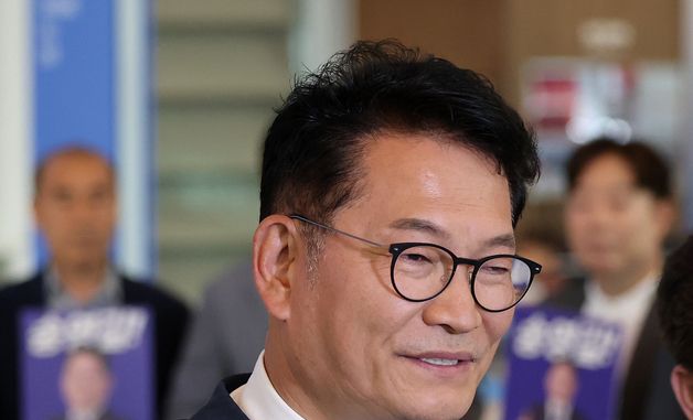 취재진 질문에 답변하는 송영길 의원