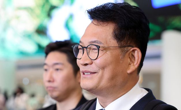 취재진 질문에 답변하는 송영길 의원