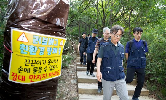 계양산  러브버그 방제 현장 점검 나선 금한승 기후부 1차관