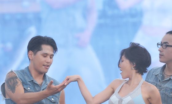 흠뻑쇼 무대 선 화사