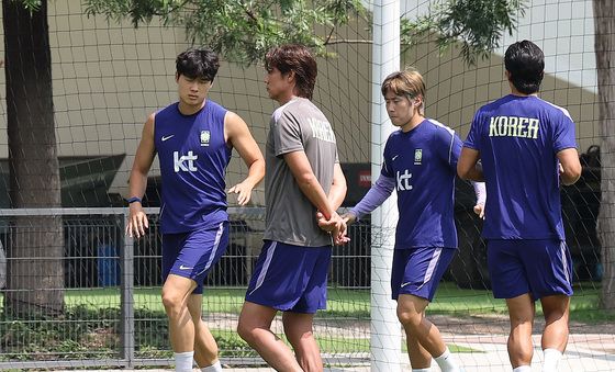 훈련 지켜보는 홍명보 감독