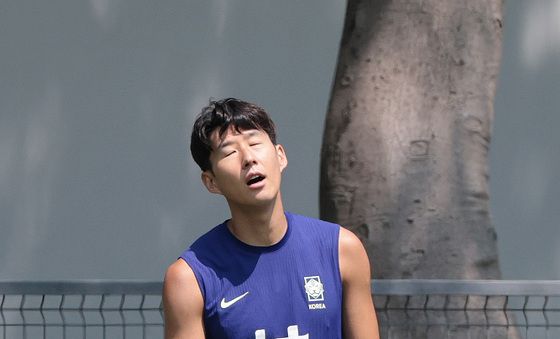 훈련 중 아쉬워 하는 손흥민