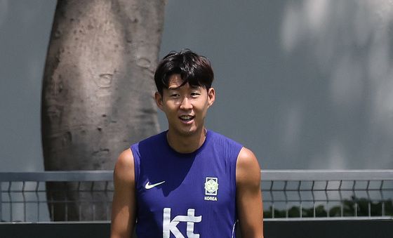 미소짓는 손흥민