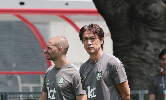 홍명보 감독, 운명의 결과를 기다리며