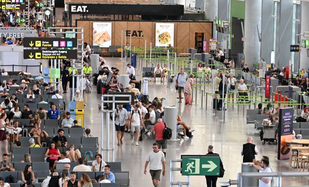 스페인 말라가 공항 '북적북적'